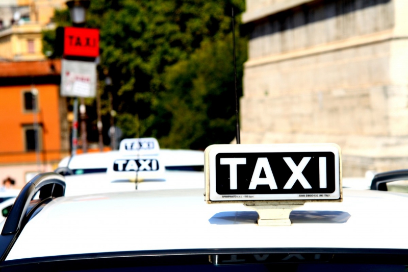 taxis-ST MANDRIER SUR MER-min_taxi_auto_rome_road_white-1051610